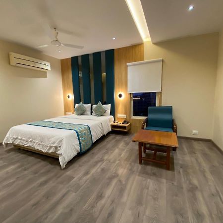 Hotel Apex International Vadodara Exteriör bild