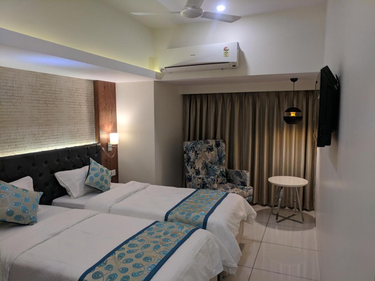 Hotel Apex International Vadodara Exteriör bild
